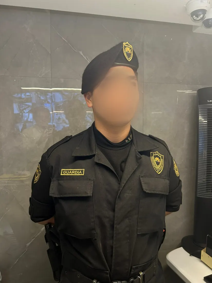 Guardia de DAVAL con uniforme institucional y boina, en el acceso de un inmueble