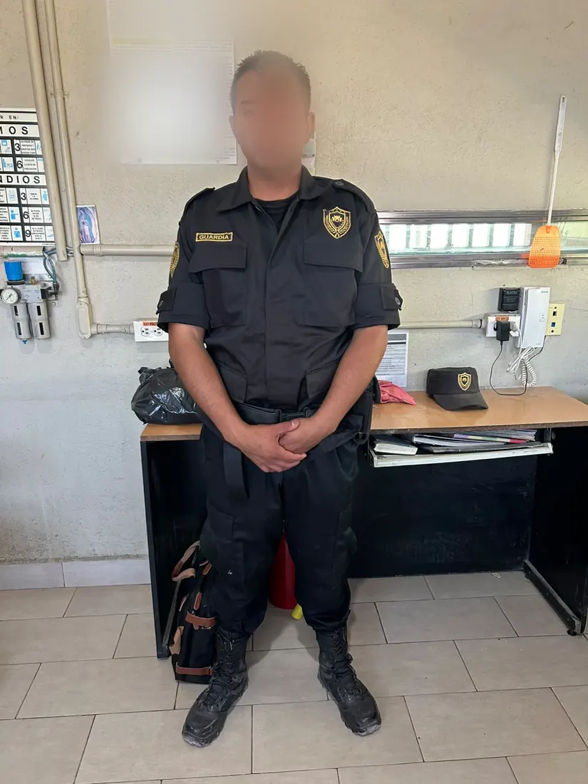 Guardia de DAVAL en su puesto, junto al tablero de procedimientos de acceso