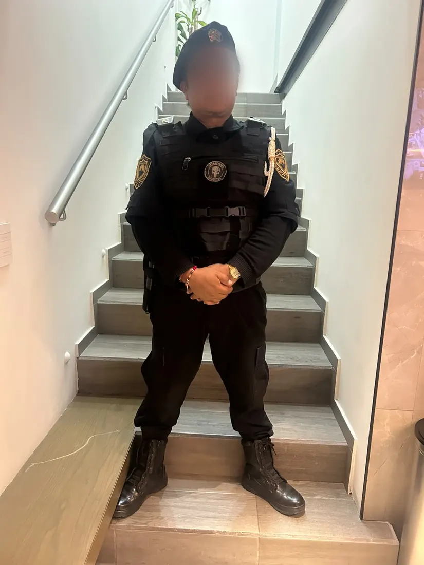 Guardia de DAVAL con chaleco táctico cubriendo la escalera de un inmueble