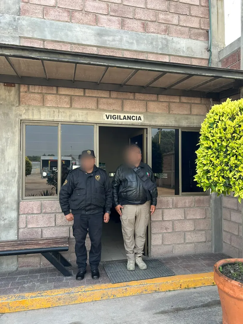 Dos guardias de DAVAL en la caseta de vigilancia de un acceso vehicular