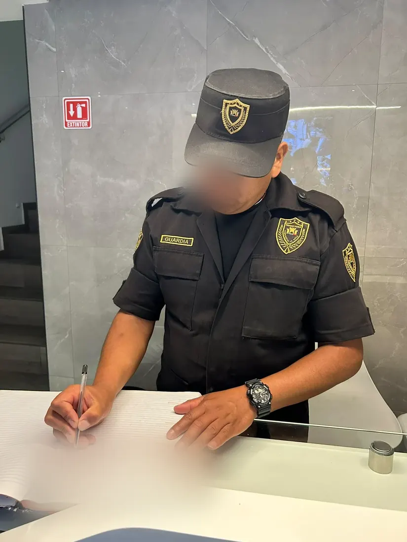 Guardia de DAVAL registrando una entrada en la bitácora del puesto