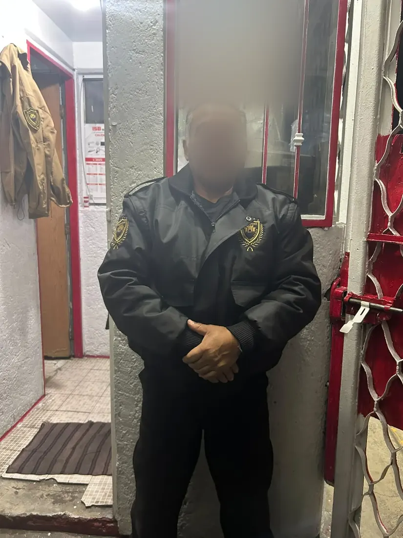 Guardia de DAVAL en el acceso de un inmueble durante el turno de noche