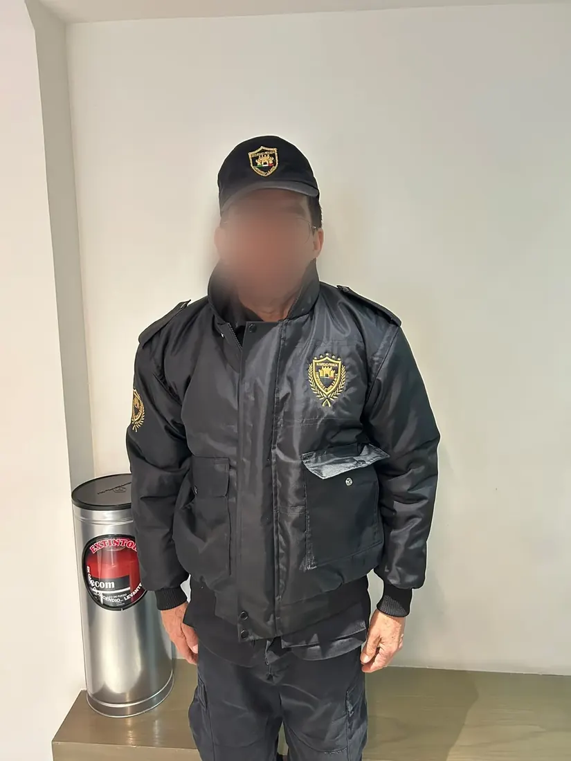 Guardia de DAVAL con uniforme de invierno en el vestibulo de un inmueble