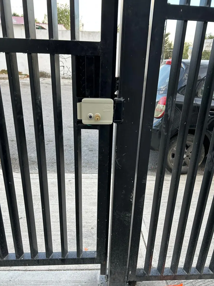 Chapa eléctrica instalada en el portón de acceso de un inmueble