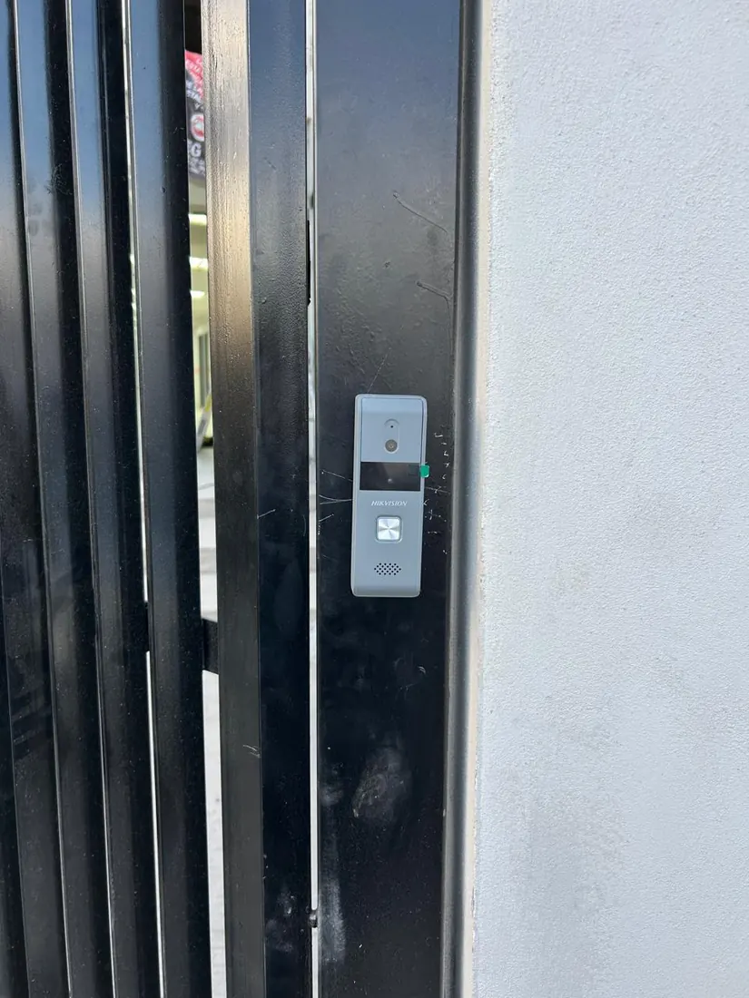 Videoportero instalado junto al portón de acceso