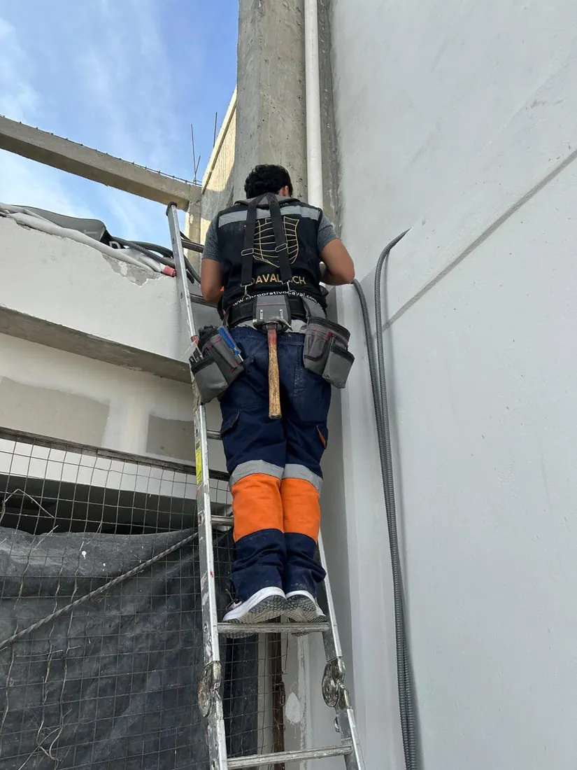 Técnico de DAVALTECH canalizando por la fachada de un inmueble