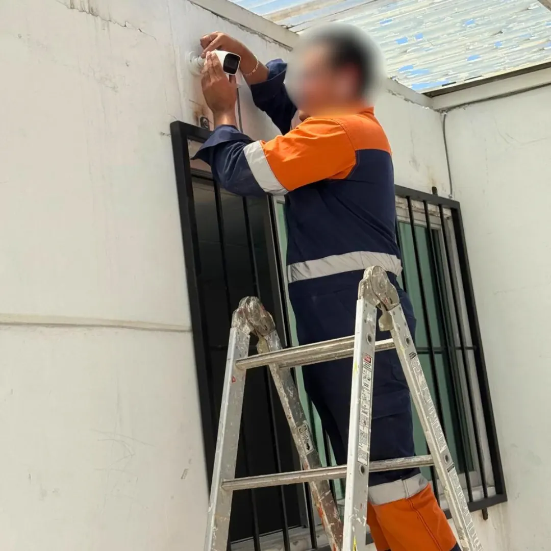 Técnico de DAVALTECH instalando una cámara domo en la fachada de un inmueble
