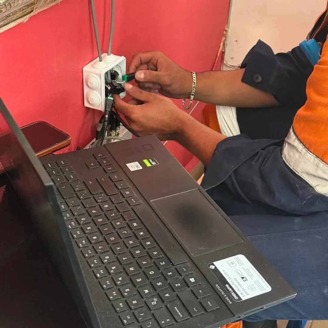 Conexión de los cables de video y alimentación de una cámara en su caja de registro