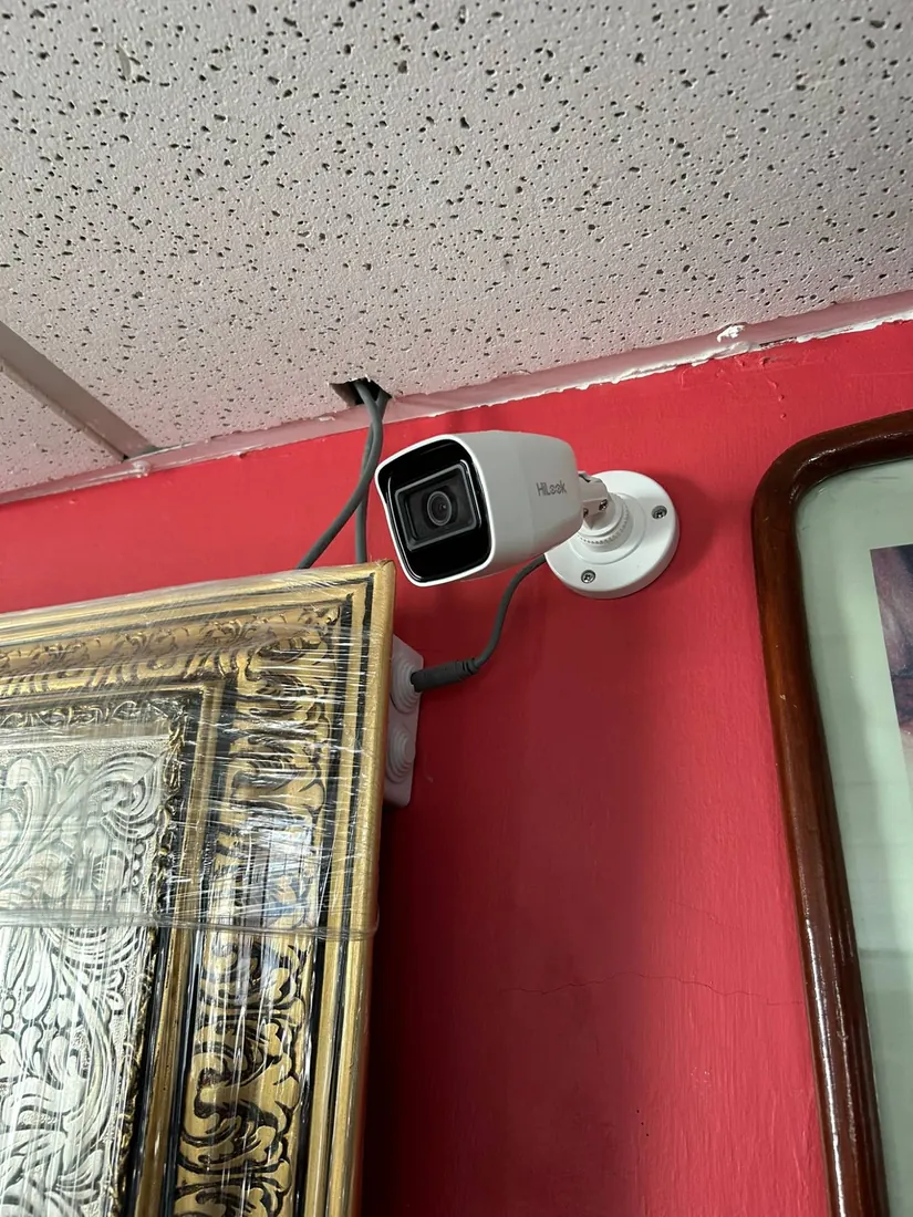 Cámara tipo bala instalada en el interior de un local