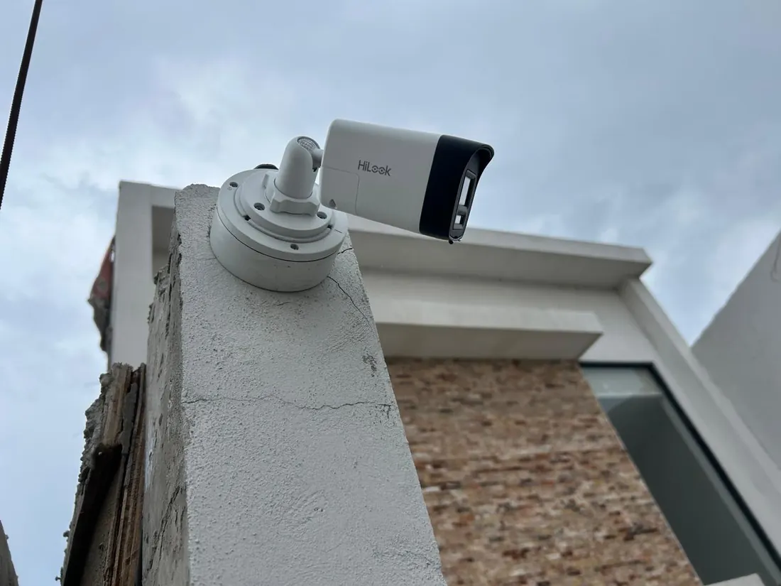 Cámara tipo bala montada sobre el pretil de una azotea