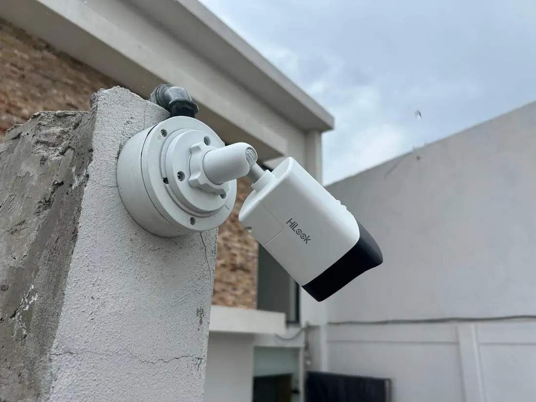 Cámara tipo bala con soporte de pared en el exterior de un inmueble