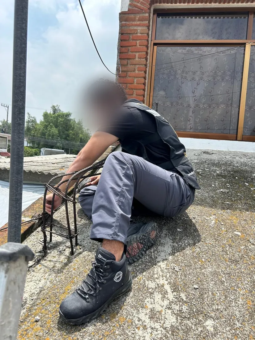 Técnico de DAVALTECH trabajando en el pretil de una azotea durante una instalación de videovigilancia