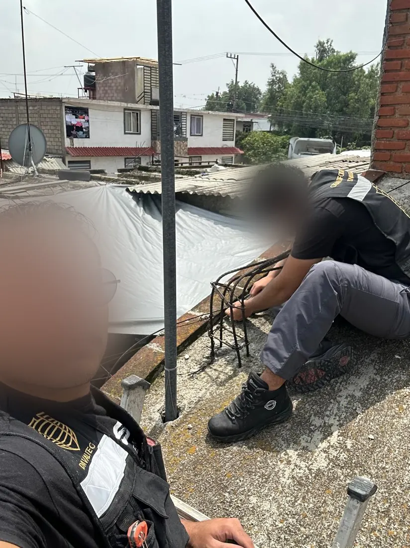 Equipo de DAVALTECH durante una instalación de videovigilancia en azotea