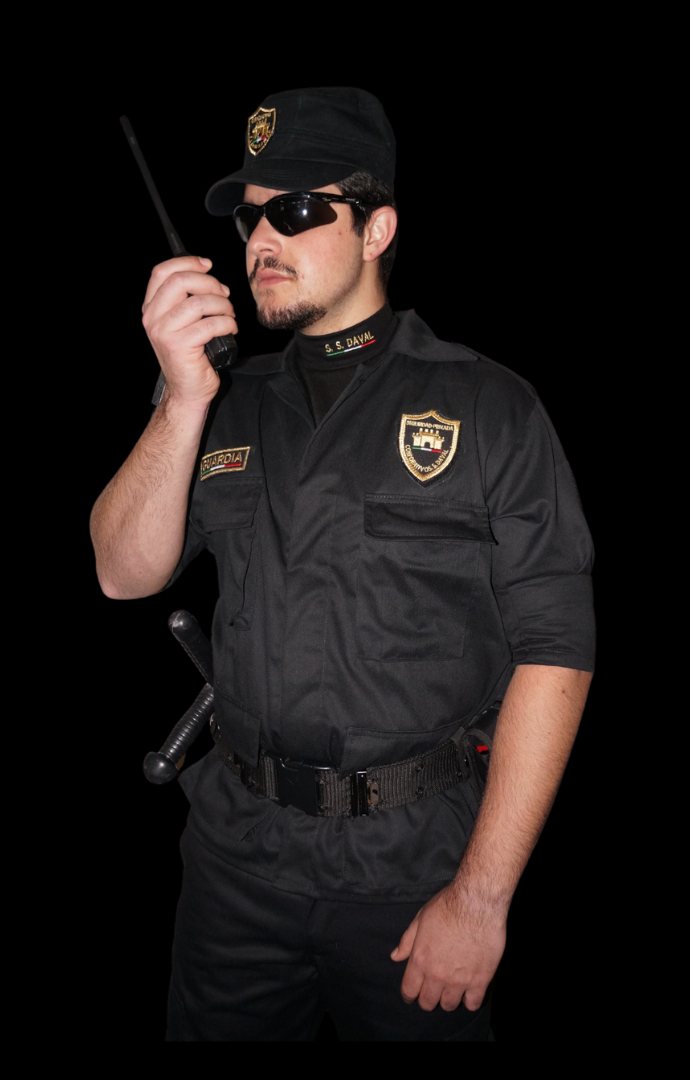 Guardia de DAVAL uniformado de negro, con gorra con el escudo de la empresa, hablando por radio